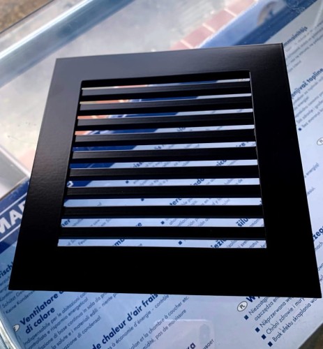 Kratka nierdzewna wentylacyjna czarna 14x14cm