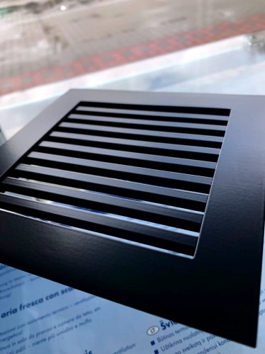 Kratka nierdzewna wentylacyjna czarna 14x14cm