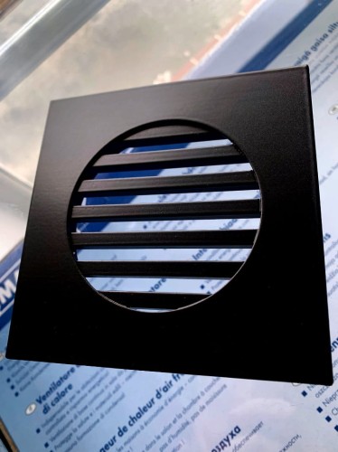 Kratka nierdzewna wentylacyjna czarna  fi100 KRO pręty